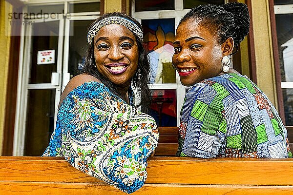 Freundliche Frauen in der Christ the King Kathedrale  Uyo  Nigerdelta  Nigeria  Afrika