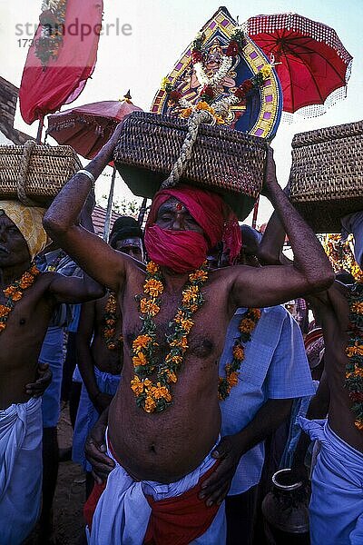 Von Gott besessener Mann  Mahasivaratri-Fest in Poochiyur bei Coimbatore  Tamil Nadu  Indien  Asien