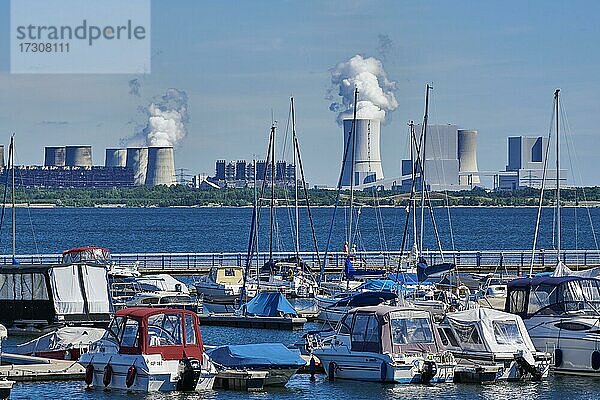 Marina  Bärwalder See  dahinter Braunkohlekraftwerk Boxberg  Lausitzer Seenlandschaft  größter See von Sachsen  geflutetes Restloch des Tagesbaus Bärwalde  Boxberg  Klitten und Uhyst  Sachsen  Deutschland  Europa