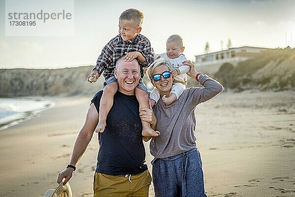 Die Familie mit zwei kleinen Jungen genießt den Strand  Algarve  Portugal  Europa