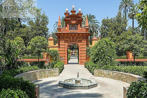 Brunnen und rotes Tor  Jardines del Alcazar  Königspalast  Real Alcázar de Sevilla  Sevilla  Andalusien  Spanien  Europa