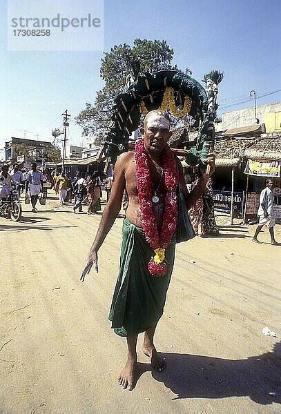 Ein Sadhu trägt Kavadi auf seiner Schulter nach Palani am Thai Poosam Tag  Tamil Nadu  Indien  Asien