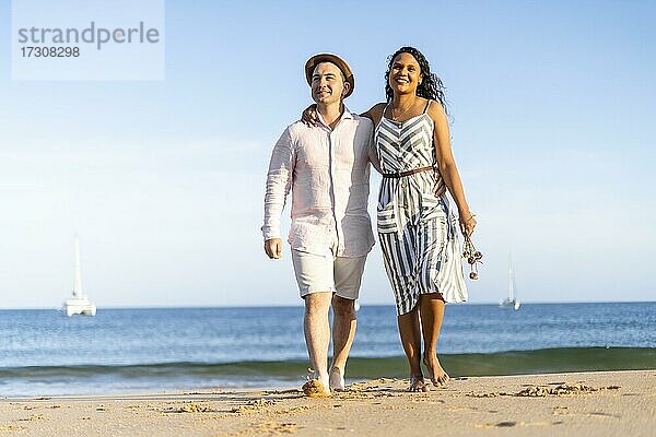Junges Paar genießt Zeit zusammen am Strand in Algarve  Portugal  Europa