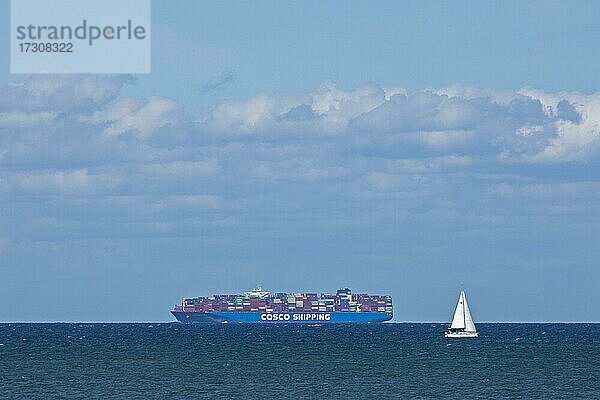 Containerschiff und Segelboot vor Puttgarden  Insel Fehmarn  Schleswig-Holstein  Deutschland  Europa
