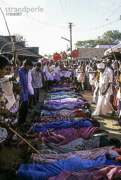 Poojari oder Priester zu Fuß auf Frauen in Mahasivaratri Festival in poochiyur in der Nähe von Coimbatore  Tamil Nadu  Indien  Asien