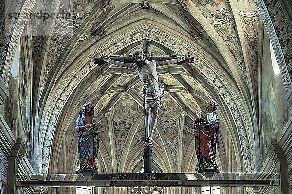 Christus am Kreuz und zwei Frauengestalten  Klosterkirche St. Lambert  Kloster Seeon  Oberbayern  Bayern  Deutschland  Europa