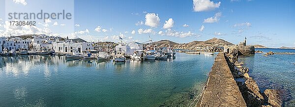 Hafenstadt Naoussa  alter Hafen mit Venezianischen Ruinen  Insel Paros  Kykladen  Griechenland  Europa