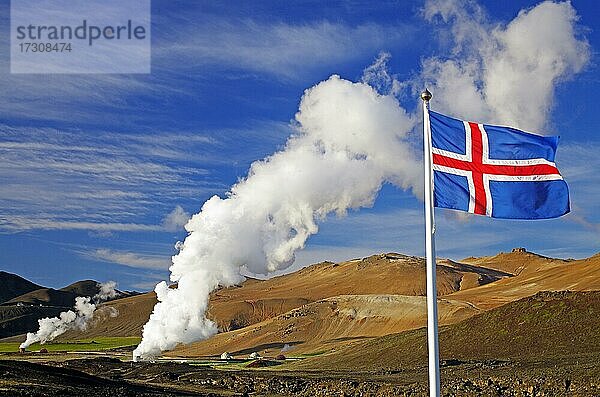 Isländische Fahne vor heißen Dampffahnen  geothermale Felder im Hintergrund  Reykjahlíð  Myvatn  Island  Europa