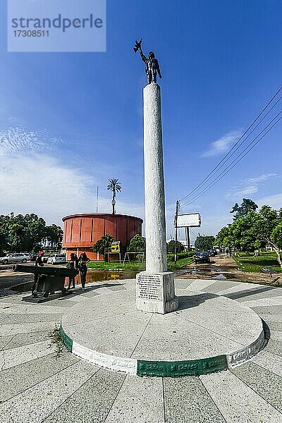 Kenotaph vor dem Nationalmuseum von Benin in den königlichen Gärten  Benin-Stadt  Nigeria  Afrika