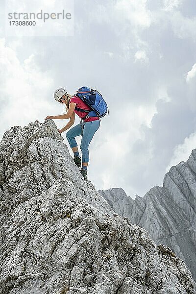 Junge Wanderin mit Helm  Felsige Berge und Geröll  Wanderung zum Hochkalter  Berchtesgadener Alpen  Berchtesgadener Land  Oberbayern  Bayern  Deutschland  Europa