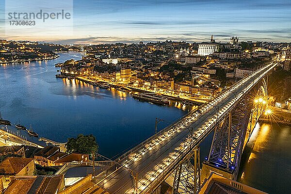 Skyline der historischen Stadt Porto mit berühmter Brücke bei Nacht in Portugal