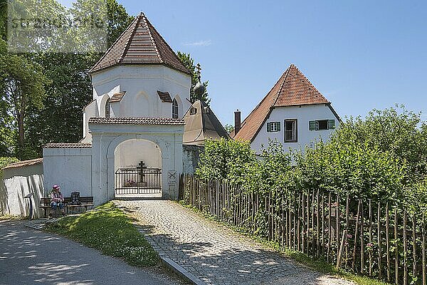 St. Walburgis  Walburgiskapelle mit dem sogenannten Apothekerhaus  Kloster Seeon  Oberbayern  Bayern  Deutschland  Europa