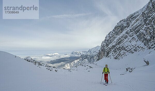Junger Mann auf Skitour  Skitourengeher  Wettersteingebirge  Garmisch-Partenkirchen  Bayern  Deutschland  Europa