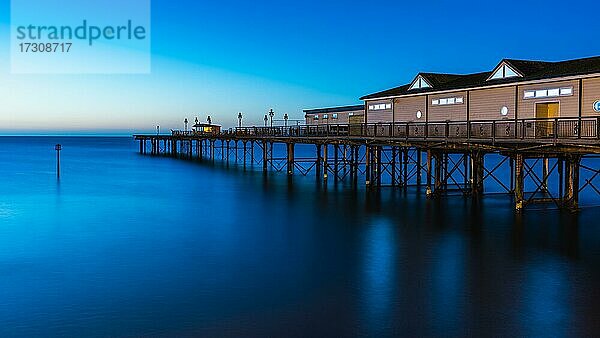 Blaue Stunde in Langzeitbelichtung von Grand Pier  Teignmouth  Devon  England  Vereinigtes Königreich