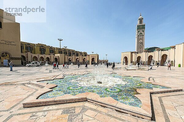 Sternförmiger verzierter Springbrunnen  Hassan II Moschee  Grande Mosquée Hassan II  Maurische Architektur  mit 210m höchstes Minarett der Welt  Casablanca  Marokko  Afrika
