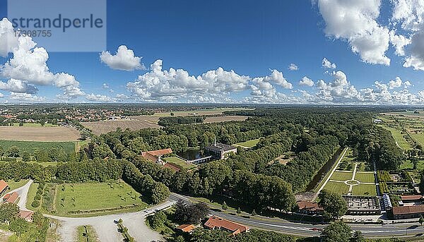 Luftaufnahme mit Schloss Lütetsburg  Lütetsburg  Niedersachsen  Deutschland  Europa