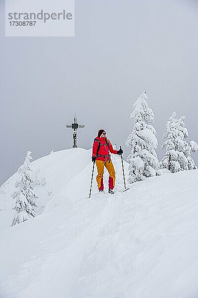 Junge Frau auf Skitour  Skitourengeher  Gipfel des Rauhkopf im Winter  Mangfallgebirge  Bayerische Voralpen  Oberbayern  Bayern  Deutschland  Europa
