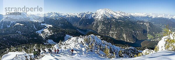 Alpenpanorama im Winter bei schönem Wetter  Blick vom Jenner auf Königssee und Watzmann  Nationalpark Berchtesgaden  Berchtesgadener Alpen  Schönau am Königssee  Berchtesgadener Land  Bayern  Deutschland  Europa