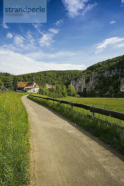 St. Georgs-Kapelle und Rabenfelsen  bei Thiergarten  Naturpark Obere Donau  Oberes Donautal  Donau  Schwäbische Alb  Baden-Württemberg  Deutschland  Europa