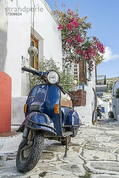 Blauer Roller  Vespa  in einer Gasse  Lefkes  Paros  Kykladen  Ägäis  Griechenland  Europa