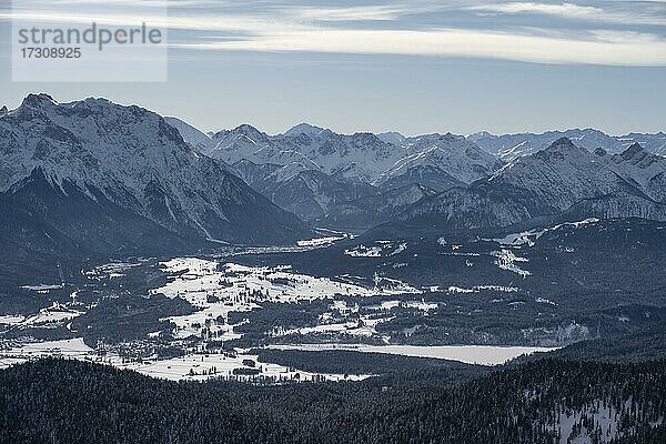 Blick auf den Ort Krün vom Gipfel des Simetsberg  Verschneite Alpen  Karwendelgebirge  Bayerische Voralpen  Bayern  Deutschland  Europa