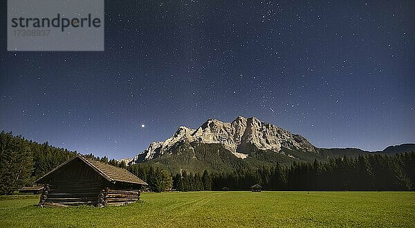 Scheune auf einer Wiese  Nachtaufnahme  Sternenhimmel mit Milchstraße vor dem Zugspitzmassiv  Zugspitze  Ehrwald  Tirol  Österreich  Europa
