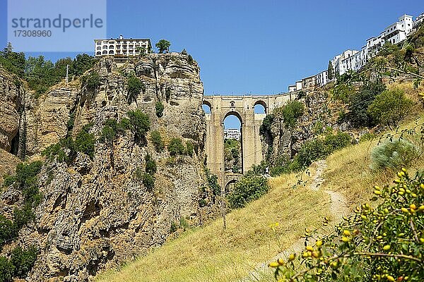 Schöne Aussicht auf die historische römische Brücke  die zwei Teile von Ronda  verbindet  Spanien  Europa