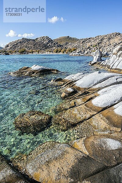 Felsen am türkisen Meer  Küste bei dem Strand Kolimbithres  Paros  Kykladen  Ägäis  Griechenland  Europa