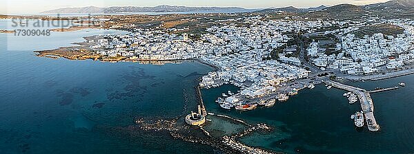 Abendstimmung  Luftaufnahme  Stadtansicht und Hafen von Naoussa  Hafenmauer mit Venezianischen Ruinen  Paros  Kykladen  Griechenland  Europa