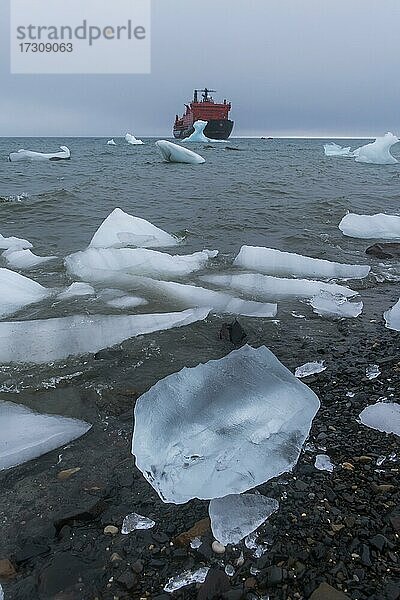 Eisbrecher beim Ankern hinter einem Eisberg  Insel Champ  Archipel Franz Josef Land  Russland  Europa