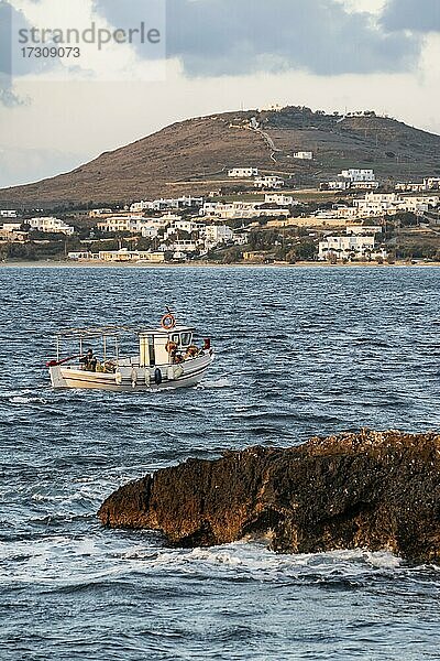 Fischerboot auf dem Meer  Küste  Stadtansicht von Parikia  Paros  Kykladen  Ägäis  Griechenland  Europa