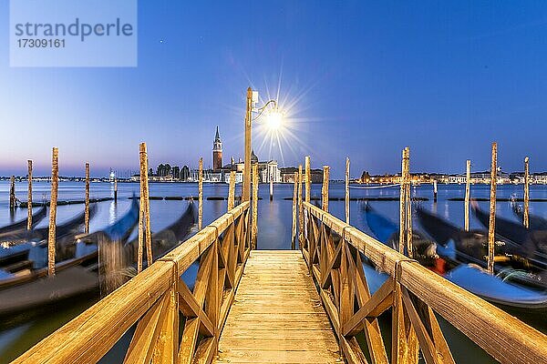 Venezianischen Gondeln  hinten Kirche San Giorgio Maggiore  Langzeitbelichtung  Morgendämmerung  Venedig  Venetien  Italien  Europa