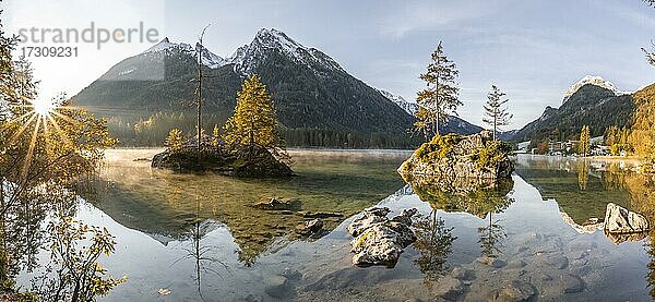 Sonnenaufgang am Hintersee mit Nebel  hinten Hochkalter  Nationalpark Berchtesgaden  Ramsau  Oberbayern  Bayern  Deutschland  Europa