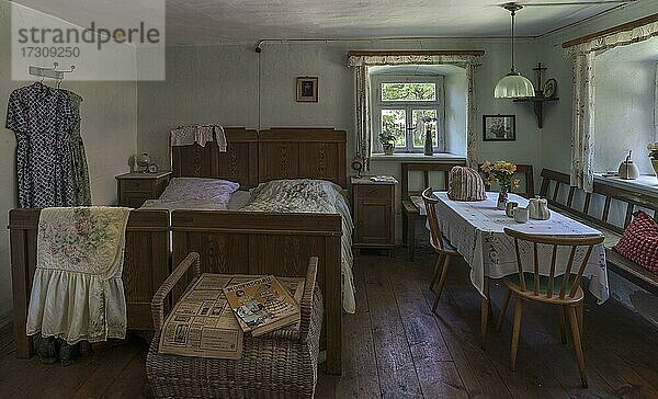 Schlafzimmer um 1955 eines Doppelhauses gebaut 1455  Fränkisches Freilandmuseum  Bad Windsheim  Mittelfranken  Bayern  Deutschland  Europa
