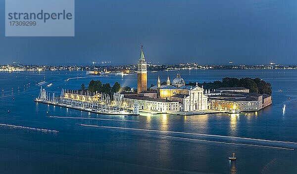 Insel Isola di San Giorgio Maggiore mit Kirche San Giorgio Maggiore am Abend  Venedig  Venetien  Italien  Europa