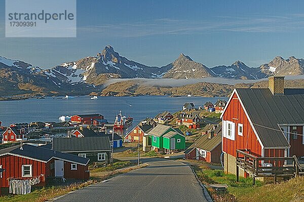 Wohnhäuser aus Holz  Hafen und Fjord mit rauen Bergen  Tasilaq  Grönland  Dänemark  Nordamerika