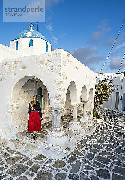 Touristin mit rotem Kleid  Blaue-Weiße Griechisch-Orthodoxe Kirche Agios Nikolaos  Parikia  Paros  Kykladen  Ägäis  Griechenland  Europa