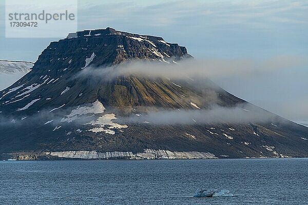 Flache  mit Eis bedeckte Tafelberge  Archipel Franz Josef Land  Russland  Europa