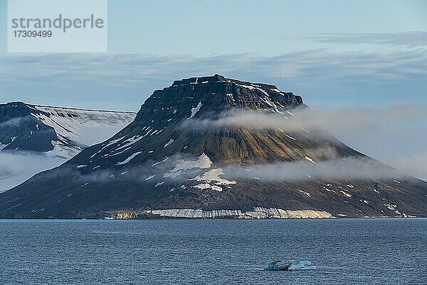 Flache  mit Eis bedeckte Tafelberge  Archipel Franz Josef Land  Russland  Europa