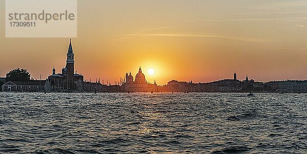 Abendstimmung am Meer  Insel Isola di San Giorgio Maggiore  Basilika Santa Maria della Salute  Venedig  Venetien  Italien  Europa