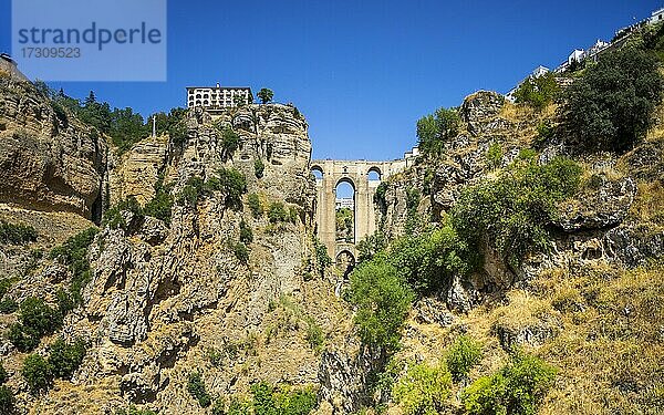Schöne Aussicht auf die historische römische Brücke  die zwei Teile von Ronda  verbindet  Spanien  Europa