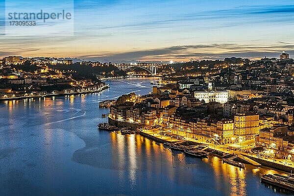 Skyline der historischen Stadt Porto mit berühmter Brücke bei Nacht in Portugal