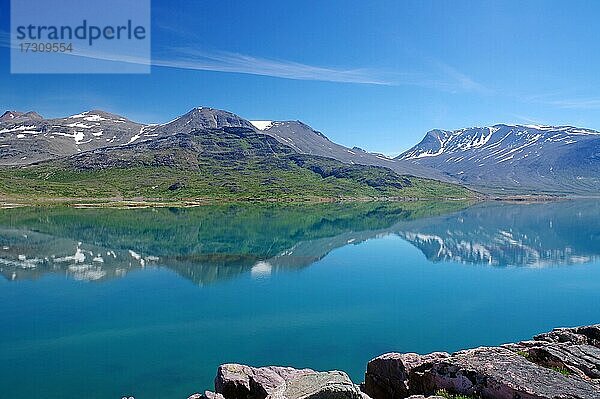 Ruhige Morgenstimmung  Berge spiegeln sich im Fjord  Igaliku  Grönland  Dänemark  Nordamerika