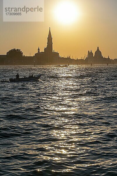 Abendstimmung am Meer  Insel Isola di San Giorgio Maggiore  Basilika Santa Maria della Salute  Venedig  Venetien  Italien  Europa