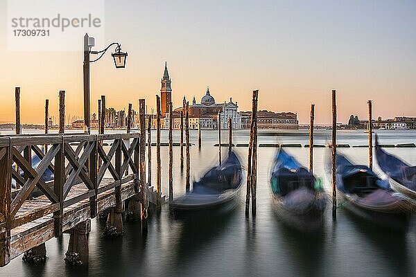 Venezianischen Gondeln  hinten Kirche San Giorgio Maggiore  Langzeitbelichtung  Morgendämmerung  Venedig  Venetien  Italien  Europa