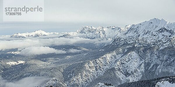 Wettersteingebirge mit Schnee im Winter  Hochwanner  Patenkirchner Dreitorspitze  Wettersteinwand  Garmisch-Partenkirchen  Bayern  Deutschland  Europa