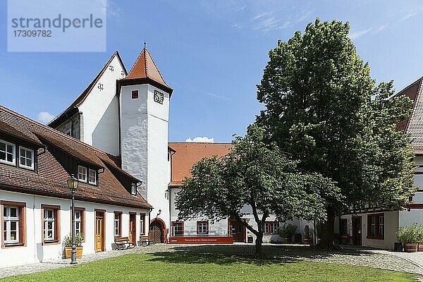 Markgrafenschloss  auch Altes Schloss  17. Jahrhundert  Schlosshof mit Aischgründer Karpfenmuseum  Markgrafenmuseum und Schlosscafe  Neustadt an der Aisch  Mittelfranken  Franken  Bayern  Deutschland  Europa