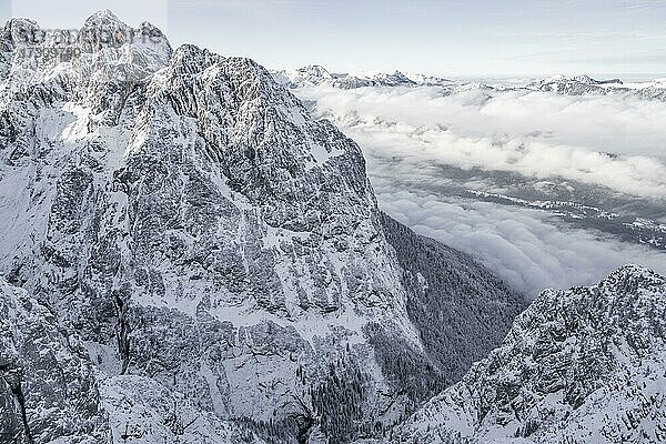 Großer Waxenstein  Wettersteingebirge mit Schnee im Winter  Garmisch-Partenkirchen  Bayern  Deutschland  Europa