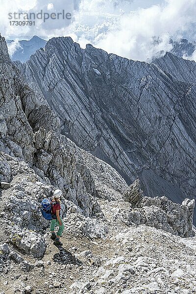 Junge Wanderin mit Helm  Felsige Berge und Geröll  Wanderung zum Hochkalter  Berchtesgadener Alpen  Berchtesgadener Land  Oberbayern  Bayern  Deutschland  Europa