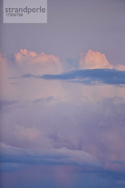 Wolken bei Sonnenuntergang  Oberpfalz  Bayern  Deutschland  Europa